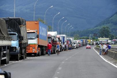  Três Cachoeiras,RS , BRASIL ,26-02-2015 -Clima tenso na BR-101, em Três Cachoeiras. Rodovia bloqueada nesse momento (FOTO:RONALDO BERNARDI /AGENCIA RBS )