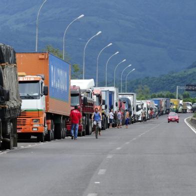  Três Cachoeiras,RS , BRASIL ,26-02-2015 -Clima tenso na BR-101, em Três Cachoeiras. Rodovia bloqueada nesse momento (FOTO:RONALDO BERNARDI /AGENCIA RBS )