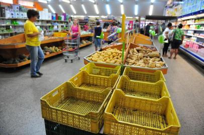  Protesto reúne cerca de 500 caminhoneiros e gera desabastecimento em postos de combustíveis e em supermercado em Júlio de Castilhos