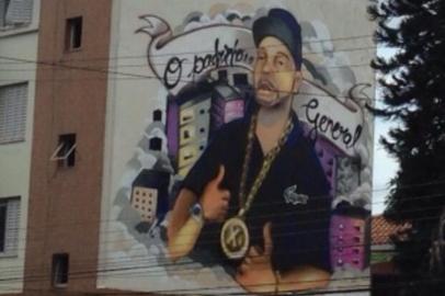 Um grafite homenageando o traficante Xandi, morto em janeiro em tramandaí, foi pintado na parede do condomínio Princesa Isabel, no Bairro Santana, em Porto Alegre