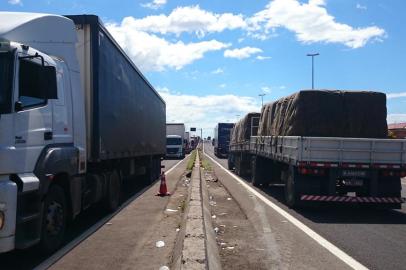 protesto - caminhoneiros - br 101 - três cachoeiras - rdgol - 27/02/2015