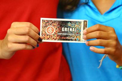  PORTO ALEGRE,RS, BRASIL, 26-02-2015 - Laura (colorada), 23 anos, e a irmã Sofia, 12 anos, irão juntas ao Gre-Nal. (Gre-Nal do Gauchão terá torcida mista. Mil colorados e mil gremistas vão acompanhar lado a lado o clássico do próximo dia 1º, no Beira-Rio. (Foto:CARLOS MACEDO/Agência RBS)