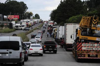  CAXIAS DO SUL, RS, BRASIL, 27/02/2015.  Protesto dos caminhoneiros no km 63 da ERS-122 entre Caxias e Farroupilha. No trecho, caminhões estão parados no acostamento e na pista da direita nos dois sentidos da rodovia. Veículos de passeio são parados por alguns minutos e liberados em seguida. (Porthus Junior/Pioneiro)