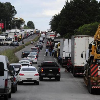  CAXIAS DO SUL, RS, BRASIL, 27/02/2015.  Protesto dos caminhoneiros no km 63 da ERS-122 entre Caxias e Farroupilha. No trecho, caminhões estão parados no acostamento e na pista da direita nos dois sentidos da rodovia. Veículos de passeio são parados por alguns minutos e liberados em seguida. (Porthus Junior/Pioneiro)