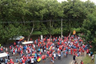  PORTO ALEGRE, RS, BRASIL, 01-03-2015: Torcedores do Inter e do Grêmio confraternizam pacificamente no Caminho do Gol, na av Borges de Medeiros na alturada avenida José de Alencar,que leva ao estádio Beira-Rio, para assistirem ao Gre-Nal 404 em torcida mista. (Foto: Jefferson Botega/Agência RBS, GERAL)