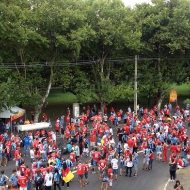  PORTO ALEGRE, RS, BRASIL, 01-03-2015: Torcedores do Inter e do Grêmio confraternizam pacificamente no Caminho do Gol, na av Borges de Medeiros na alturada avenida José de Alencar,que leva ao estádio Beira-Rio, para assistirem ao Gre-Nal 404 em torcida mista. (Foto: Jefferson Botega/Agência RBS, GERAL)