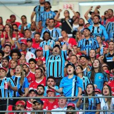  PORTO ALEGRE, RS, BRASIL, 01-03-2015 - Campeonato Gaúcho 2015 - 8ª Rodada,  Internacional x Grêmio no Estádio Beira-Rio.(Foto:Diego Vara/Agência RBS)Torcida mista