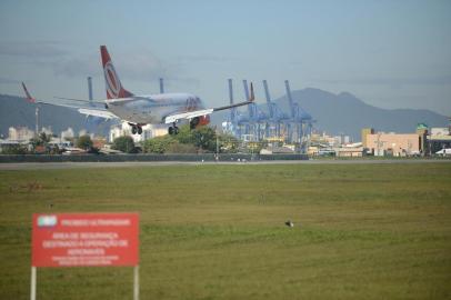  NAVEGANTES,SC,BRASIL, 04/09/2014: Avião da GOL descendo na pista de pouso do aeroporto internacional MInistro Victor Konder em Navegantes