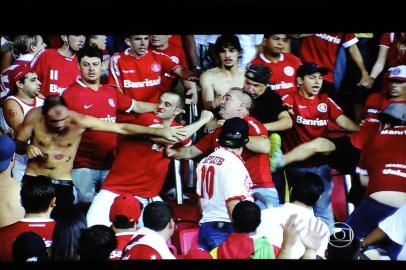  PORTO ALEGRE, RS, BRASIL, 04-03-2015 - BRIGA - REPRODUÇÃO TV Libertadores - 3ª Rodada, Internacional x Emelec no estádio Beira-rio.(Foto: Marcelo Oliveira/Agência RBS)