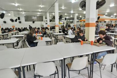  Na segunda-feira, véspera do feriado do Dia do Trabalhador, o movimento no campus da UFSM estava bem reduzido, apesar de ser um dia letivo. O movimento era bem tranquilo na Avenida Roraima, os corredores nos centros estavam praticamente vazios. Havia exceções de alunos que tiveram aula e de professores dando aula. Na foto-  No RU do campus da UFSM, movimento estava 90% abaixo do normal nesta segunda-feira. Não havia filas, e havia mesas sobrando