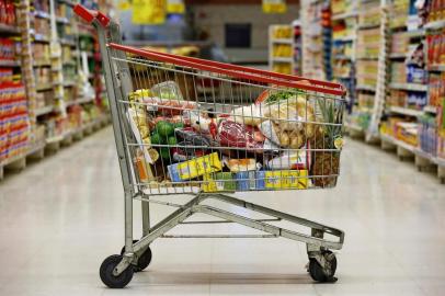  PORTO ALEGRE, RS, BRASIL, 04-02-2015: Carrinho em hipermercado na zona sul de Porto Alegre. Preço de diversos produtos deve ter reajuste em breve. (Foto: Mateus Bruxel / Agência RBS)