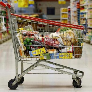  PORTO ALEGRE, RS, BRASIL, 04-02-2015: Carrinho em hipermercado na zona sul de Porto Alegre. Preço de diversos produtos deve ter reajuste em breve. (Foto: Mateus Bruxel / Agência RBS)