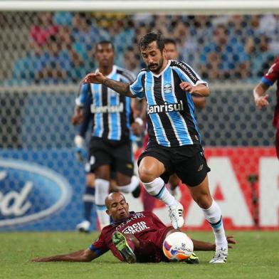 Douglas conduz a bola durante Grêmio x Caxias, partida válida pela 9ª rodada do Gauchão