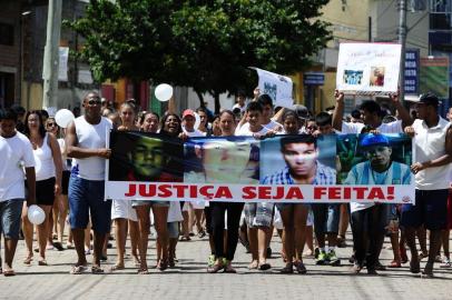  ALVORADA, RS, BRASIL-08-03-2015-Protesto de moradores do Jradim Algarve, contra a chacina que matou quatro jovens.(RONALDO BERNARDI/AENCIA RBS).