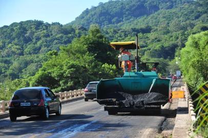  SANTA MARIA , RS , BRASIL , 08/03/2015Motoristas reclamam do congestionamento na BR-158, entre Santa Maria e Itaara, onde estão sendo realizadas obras de manutenção da pista pela empresa Della Pasqua.FOTO JEAN PIMENTEL / AGÊNCIA RBS, GERAL