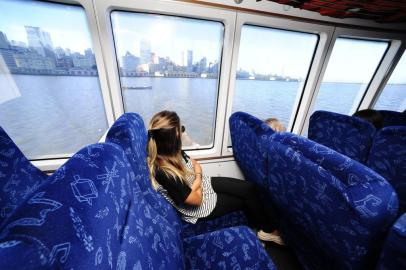  PORTO ALEGRE, RS, BRASIL-09-03-2015-Teste ZH no Catamarã com saida do centro de Porto Alegre até o pier do Barra Shopping Sul, levamos o tempo de 12minutos com  06 segundos.(RONALDO BERNARDI/AGENCIA RBS).