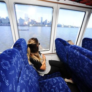  PORTO ALEGRE, RS, BRASIL-09-03-2015-Teste ZH no Catamarã com saida do centro de Porto Alegre até o pier do Barra Shopping Sul, levamos o tempo de 12minutos com  06 segundos.(RONALDO BERNARDI/AGENCIA RBS).