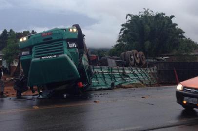 Sapucaia do Sul Caminhão carregado de abacaxis tomba e bloqueia 1 faixa no km 6, rdgol