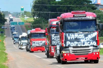  SANTA MARIA , RS , BRASIL , 03/03/2015Caminhoneiros fizeram ato na tarde desta terça-feira na Câmara de Vereadores de Santa Maria.Grupo saiu do Posto Buffon, na BR-392, em direção à sede do Legislativo, no centro da cidadeFOTO JEAN PIMENTEL / AGÊNCIA RBS, GERAL