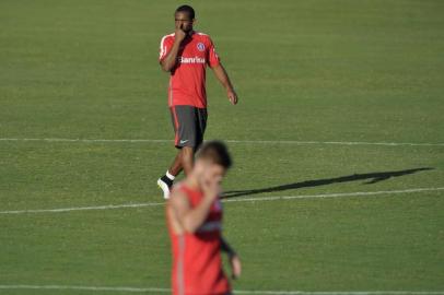  PORTO ALEGRE, RS, BRASIL, 15-02-2015:Inter faz último treino no CT Parque Gigante, antes de viajar para a Bolívia para a Libertadores. (Foto:Caco Konzen/ESPECIAL)Jogador Anderson                              