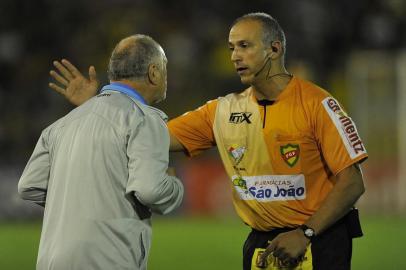  ERECHIM,RS,BRASIL, 11-03-2015 - Campeonato Gaúcho 2015 - 10ª Rodada, Ypiranga x Grêmio no estádio Colosso da Lagoa.(FOTO:MATEUS BRUXEL/ AGÊNCIA RBSTécnico Felipão conversa com árbitro Francisco Neto