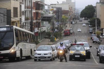  CAXIAS DO SUL, RS, BRASIL  (08/05/2014) Rua Moreira César. Prefeitura abre o tráfego de veículos na rua Moreira César, que estava interrompida devido conserto de canalização. Bairro Pio X. 