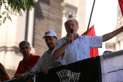  PORTO ALEGRE , RS , BRASIL , 12-03-2015 - Diferentes manifestações ocorrem no centro da Capital (FOTO: TADEU VILANI /AGENCIA RBS )