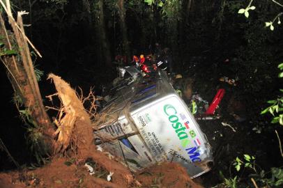  JOINVILLE, SC, BRASIL, 15-03-2015: Tragédia na Serra Dona Francisca. Ônibus caiu em ribanceira no fim da tarde deste sábado, próximo ao mirante. Passageiros seguiam viagem de União da Vitória para Guaratuba.  (Foto: Leo Munhoz/ Agência RBS)