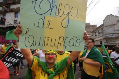  CAXIAS DO SUL, RS, BRASIL - 15/03/2015 - Protesto em Caxias do Sul.  Concentração parte da Praça Dante Alighieri neste domingo