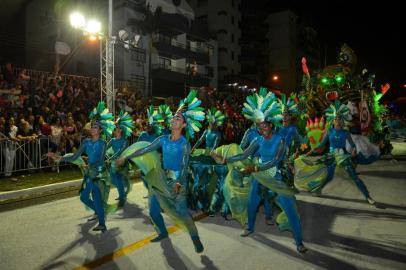  SANTA MARIA, RS, BRASIL, 13/03/2015.Primeira noite do carnaval de rua em santa maria. Quatro escolas de samba desfilaram pela avenida liberdade na noite de sexta-feira.FOTO: GABRIEL HAESBAERT/ESPECIALIndexador: GABRIEL HAESBAERT