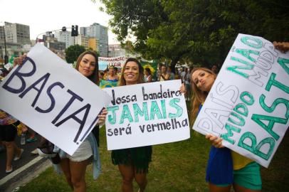  FLORIANÓPOLIS, SC, BRASIL, 15-03-2015: Manifestação no centro de Florianópolis contra o governo da presidente Dilma.