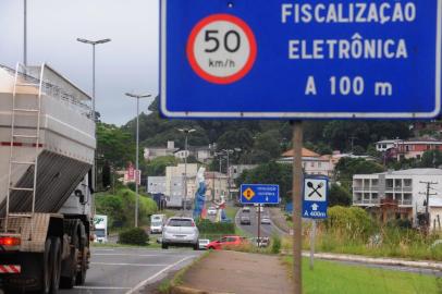  FARROUPILHA, RS, BRASIL  (10/03/2015) Estrada RST 453 em Farroupilha. Retirada de Lombada Eletrônica propicia alta velocidade no trecho de entrada para o Santuário de Caravaggio. A professora Heloisa do Amarante coloca sinalização de cones para que transporte escolar possa sair do pátio da escola com segurança. (Roni Rigon/Pioneiro)