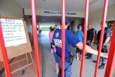  SANTA MARIA , RS , BRASIL , 16/03/2015Escola Adelmo Simas Genro fechou as portas devido à violência na comunidade. Escola vem sofrendo ameaças e alunos foram agredidos. Pais estiveram reunidos para decidir o que fazer sobre o problema. Tiros foram disparados ao lado da escola enquanto a reportagem do "Diário" estava no localFOTO JEAN PIMENTEL / AGÊNCIA RBS, GERAL