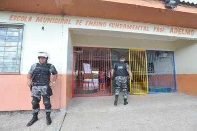  SANTA MARIA , RS , BRASIL , 16/03/2015Escola Adelmo Simas Genro fechou as portas devido à violência na comunidade. Escola vem sofrendo ameaças e alunos foram agredidos. Pais estiveram reunidos para decidir o que fazer sobre o problema. Tiros foram disparados ao lado da escola enquanto a reportagem do "Diário" estava no localFOTO JEAN PIMENTEL / AGÊNCIA RBS, GERAL