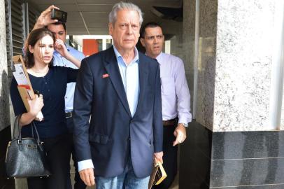 Mensalão. José Dirceu começa a cumprir prisão domiciliar. Ex-chefe da Casa Civil assinou, na tarde desta terça-feira, um termo que o libera para cumprir o resto da pena em casa