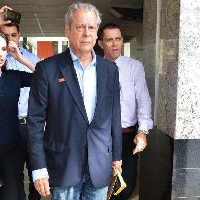 Mensalão. José Dirceu começa a cumprir prisão domiciliar. Ex-chefe da Casa Civil assinou, na tarde desta terça-feira, um termo que o libera para cumprir o resto da pena em casa