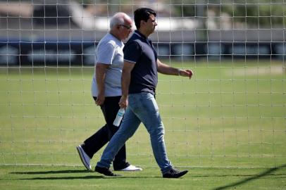  PORTO ALEGRE, RS, BRASIL, 17-02-2015 : Treino do time do Grêmio no CT Luiz Carvalho. Na foto: presidente Romildo Bolzan e o executivo de futebol Rui Costa.  (Foto: BRUNO ALENCASTRO/Agência RBS, Editoria Esportes)