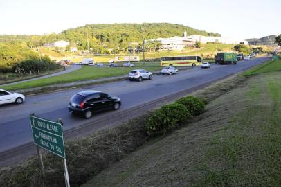  GARIBALDI, RS, BRASIL, 13/03/2015. Governo Federal assume a RSC-470, uma das estradas mais perigosas da Serra. Esperança é que a rodovia receba mais obras e investimentos sob a administração da União. Na foto, entroncamento da RSC-470 com a RSC-453, no trevo de Bento Gonçalves com Garibaldi. (Porthus Junior/Pioneiro)