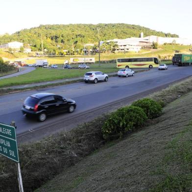  GARIBALDI, RS, BRASIL, 13/03/2015. Governo Federal assume a RSC-470, uma das estradas mais perigosas da Serra. Esperança é que a rodovia receba mais obras e investimentos sob a administração da União. Na foto, entroncamento da RSC-470 com a RSC-453, no trevo de Bento Gonçalves com Garibaldi. (Porthus Junior/Pioneiro)