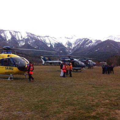 Avião cai no sul da frança. Equipes de resgate e socorro chegam ao local.