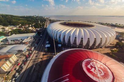  *OBS CDI: imagem feita com uso de drone.

PORTO ALEGRE, RS, BRASIL, 11/06/2014: Fotos aéreas do Estádio Beira-Rio/Gigantinho e da liberação da Avenida Padre Cacique. (Omar Freitas/Agência RBS, Esportes)