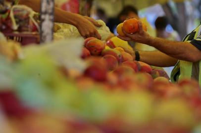  PORTO ALEGRE - BRASIL - Diferança de preços nas compras feitas na feira. (foto: Lauro Alves)