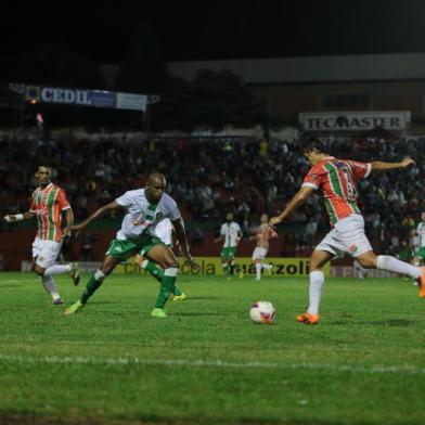  PASSO FUNDO, RS, BRASIL- 29/03/2015 -Passo Fundo e Juventude se enfrentaram na noite de domingo, no Estádio Vermelhão da Serra, pela 14ª rodada do Gauchão