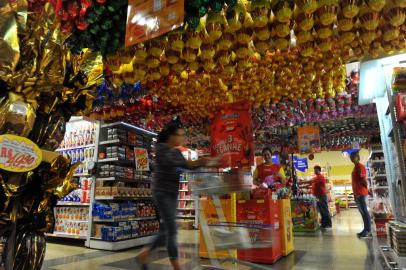  CAXIAS DO SUL, RS, BRASIL, 26/03/2015 - Na tentativa de driblar a retração no consumo causada pelas incertezas econômicas, os supermercados gaúchos apostam em itens de menor valor, como ovos pequenos e caixas de bombons. (JONAS RAMOS/AGÊNCIA RBS)Indexador: JONAS RAMOS                         