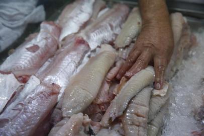  PORTO ALEGRE, RS, BRASIL, 30-03-2015- Feira do peixe no mercado público-Filé de Abrótea