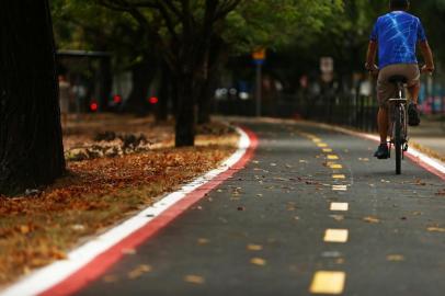  PORTO ALEGRE, RS, BRASIL, 31-03-2015 : Nos próximos dias, prefeitura de Porto Alegre inaugura novo trecho de ciclovia na avenida Erico Verissimo. (Foto: BRUNO ALENCASTRO/Agência RBS, Editoria Sua Vida)Indexador: Bruno Alencastro