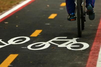  PORTO ALEGRE, RS, BRASIL, 31-03-2015 : Nos próximos dias, prefeitura de Porto Alegre inaugura novo trecho de ciclovia na avenida Erico Verissimo. (Foto: BRUNO ALENCASTRO/Agência RBS, Editoria Sua Vida)Indexador: Bruno Alencastro