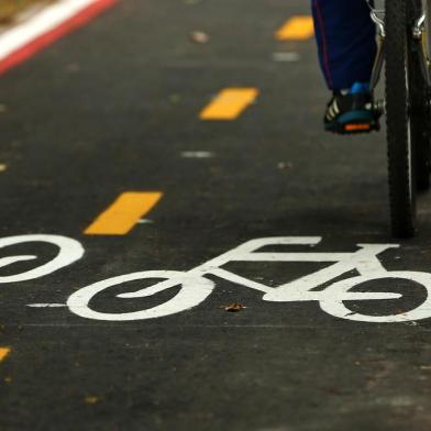  PORTO ALEGRE, RS, BRASIL, 31-03-2015 : Nos próximos dias, prefeitura de Porto Alegre inaugura novo trecho de ciclovia na avenida Erico Verissimo. (Foto: BRUNO ALENCASTRO/Agência RBS, Editoria Sua Vida)Indexador: Bruno Alencastro