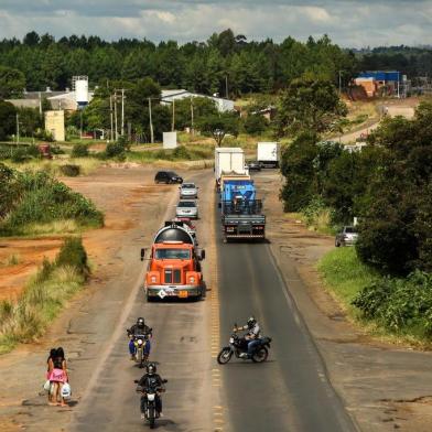  ERS-118 , RS , BRASIL , 31-03-2015 : Lentidão nas obras de duplicação da ERS-118. A ERS-118 é uma das principais rodovias da Região Metropolitana de Porto Alegre e, há anos, encontra-se em péssimo estado de conservaçãoo. As obras preveem a duplicação e restauração da estrada em um trecho de 22,4 km, abrangendo Cachoeirinha, Esteio, Gravataí e Sapucaia do Sul. ( FOTO : CARLOS MACEDO / AGENCIA RBS )