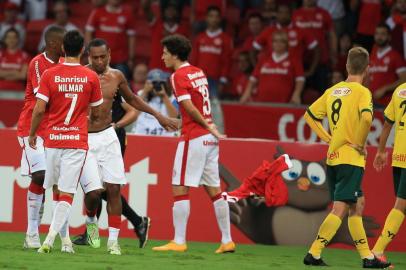  PORTO ALEGRE, RS, BRASIL - 01-04-2015 - Campeonato Gaúcho - 6ª Rodada - Internacional x Ypiranga no estádio Beira-Rio.(FOTO:FERNANDO GOMES/AGÊNCIA)Jogador Fabrício é expulso por fazer gesto obsceno em campo.